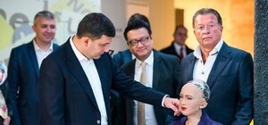 Премьер-министр пообщался с роботом Софией, обещавшей убить все человечество