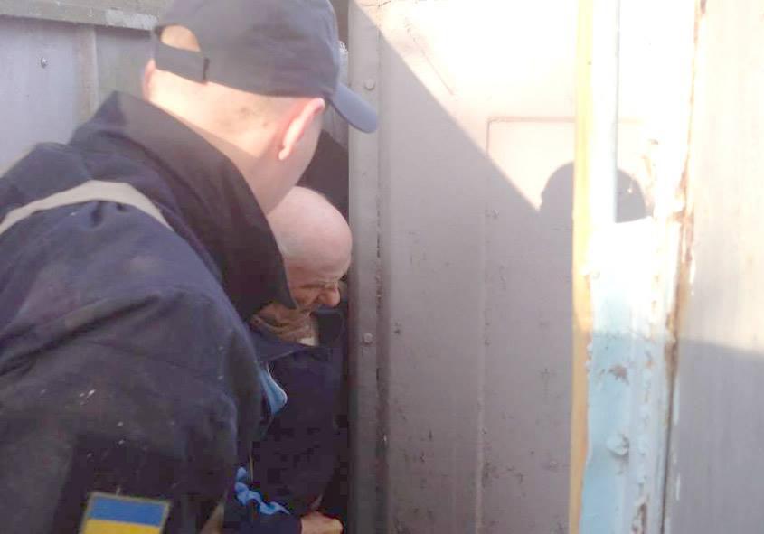 Новость - События - Просидел всю ночь: бойцы ГСЧС спасли полтавчанина, который застрял между гаражами