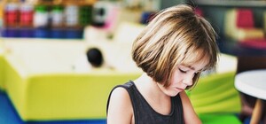 Не здала на зошити: на Львівщині дівчинці з багатодітної сім’ї  заборонили сідати за одну парту з однокласниками