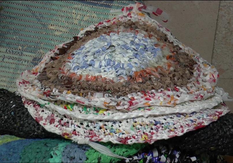 Новость - Досуг и еда - Полюбуйся: полтавчанка вяжет коврики из полиэтиленовых пакетов