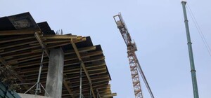 На Андреевском спуске сносят кран со скандальной застройки