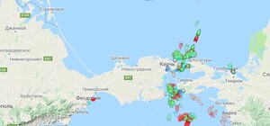 Фотофакт: десятки судов стоят в пробке под Крымским мостом