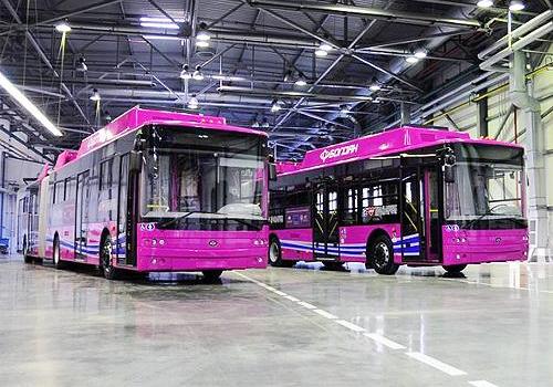 Новость - Транспорт и инфраструктура - Без рогов: троллейбус "Богдан" впервые проехал в Кременчуге на автономном ходу