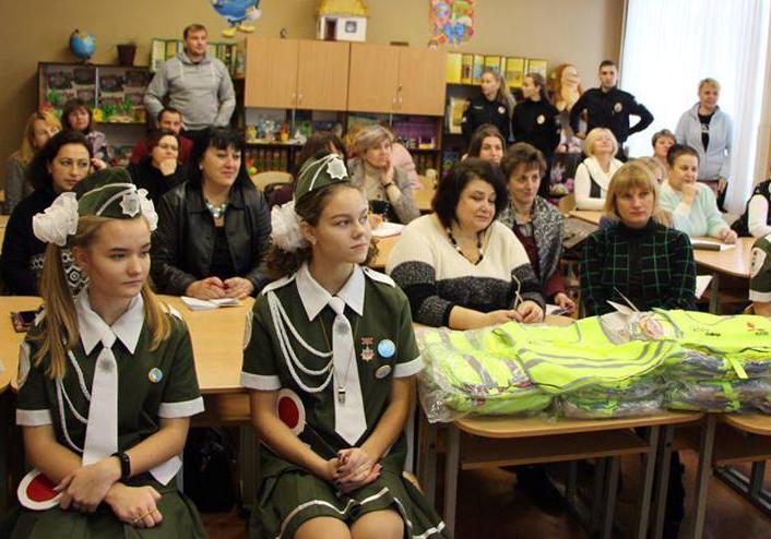 Новость - События - 12 полтавских школ получили светоотражающие жилеты