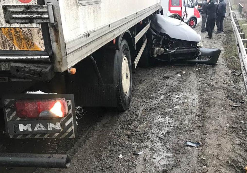Новость - События - Страшная авария под Полтавой: грузовик раздавил легковушку, двое людей погибло