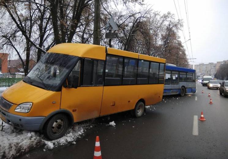 На Европейской столкнулись "Кольцевой" автобус и маршрутка/Фото: poltava.depo.ua