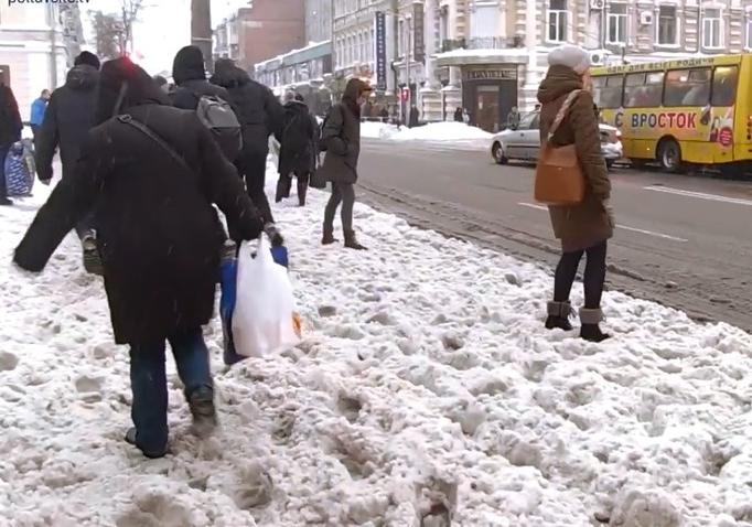 Новость - События - Полтавчане возмущены тем, что на остановках не убирают снег