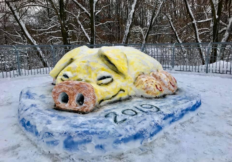 В полтавском дендропарке появились необычные снеговые фигуры