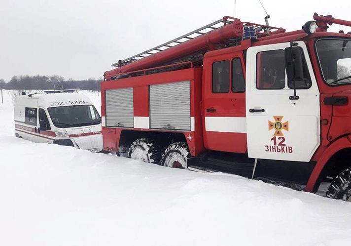 На Полтавщине в снежных сугробах застряли 22 человека