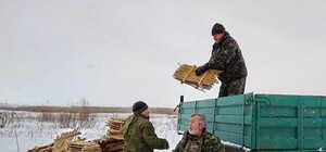 Готовятся к весне: под Полтавой на болотах расставляют самодельные гнезда для диких уток