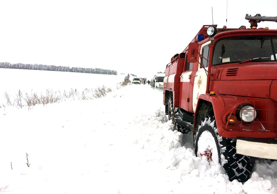 На Полтавщине 23 легковушки застряли в снегу