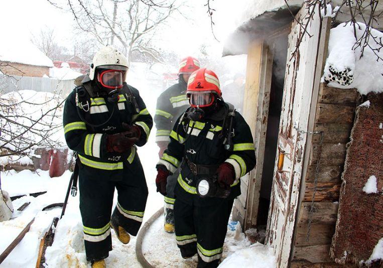 В Полтаве 13 спасателей тушили огонь в частном секторе