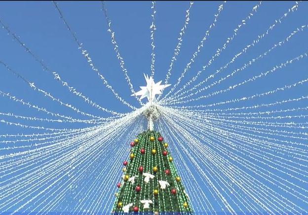 В Полтаве убирают главную елку и новогоднюю иллюминацию