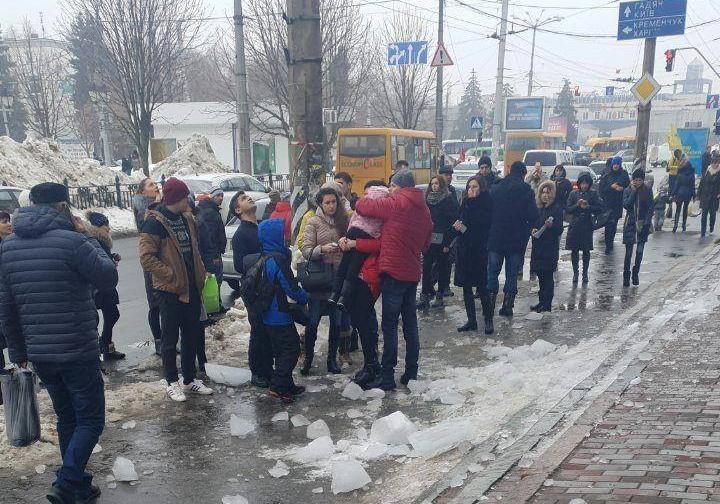 На Зыгина на 6-летнюю девочку свалился огромный кусок льда