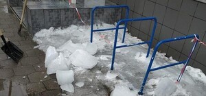 В частном секторе полтавчанку накрыло глыбой льда: ее забрала скорая