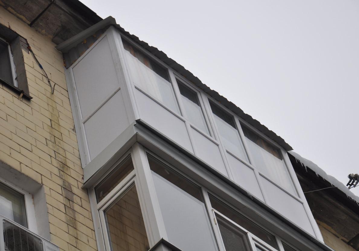 С этого балкона на девочку упала сосулька. Фото: poltava.to