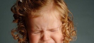 Кондуктор не выпускала из троллейбуса детей, требуя деньги: малышка расплакалась