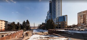 Смотри под ноги: возле монумента Славы отваливаются плиты