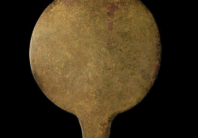 Полтавские археологи показали зеркало V-IV веков до нашей эры