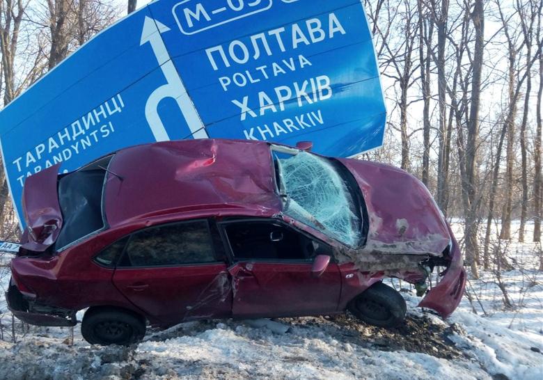На дороге Киев - Харьков машина снесла дорожный указатель