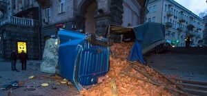На Крещатике фура с кирпичами протаранила авто, сбила ситилайт и опрокинулась сама