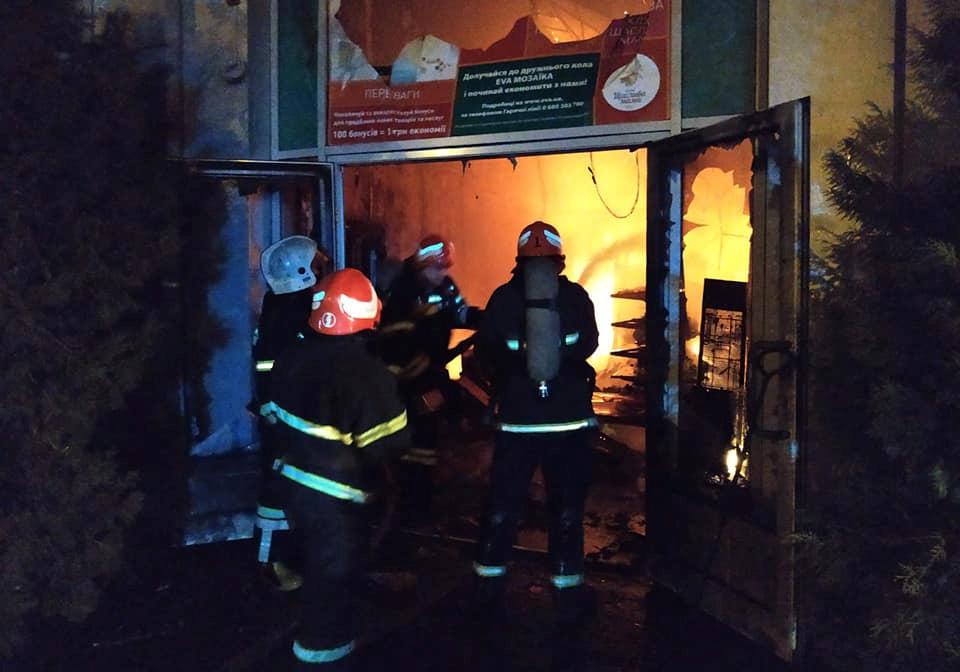 На Зиньковской сгорело два больших магазина/Фото: Полтавщина