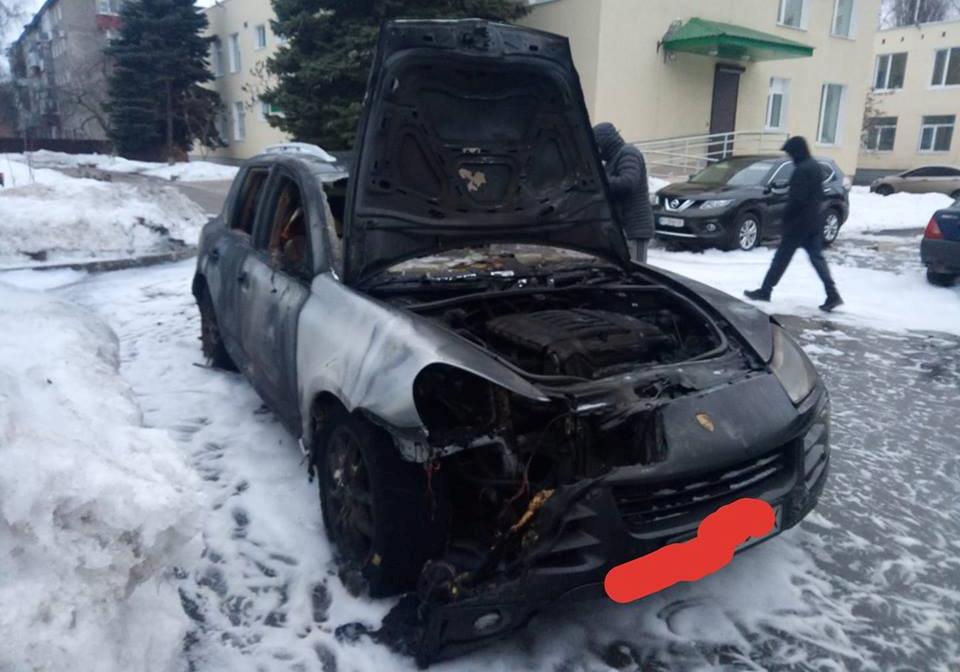 В Полтаве сгорел автомобиль Porsche Cayenne