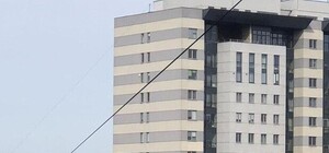 Смотри: в центре с новостройки отвалился огромный кусок обшивки