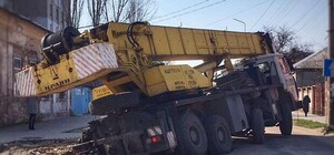 Застрял в текстурах: под Запорожьем автокран провалился в яму на дороге (ФОТО)