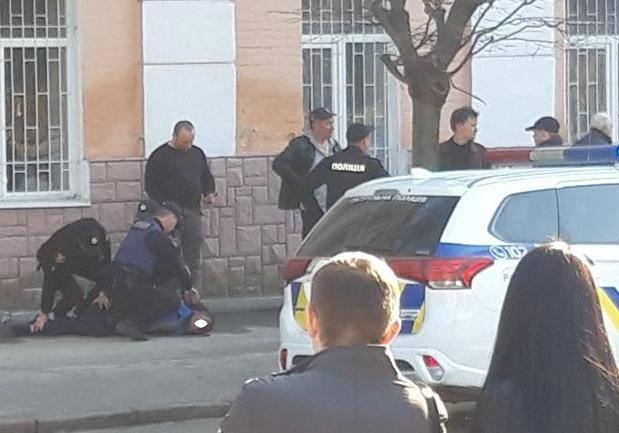 В центре Полтавы задержали мужчину с пистолетом