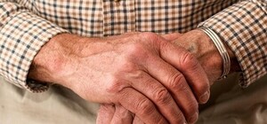 Научиться бы играть на баяне: старый дворник в парке  читает стихи (видео)