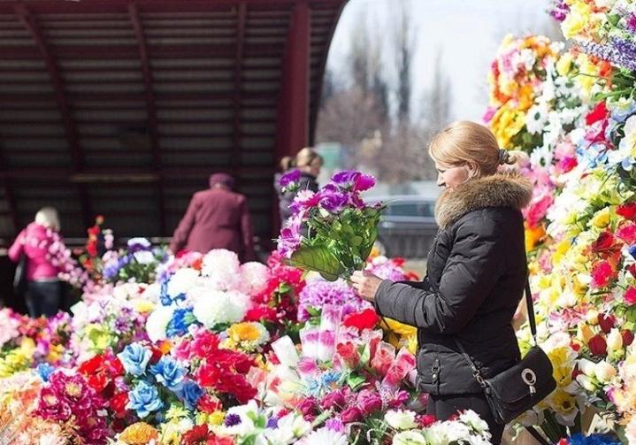 Полтавчане просят запретить искусственные цветы на кладбищах