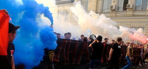 Юбилей хита про Путина: ультрас прошли маршем по центру Харькова