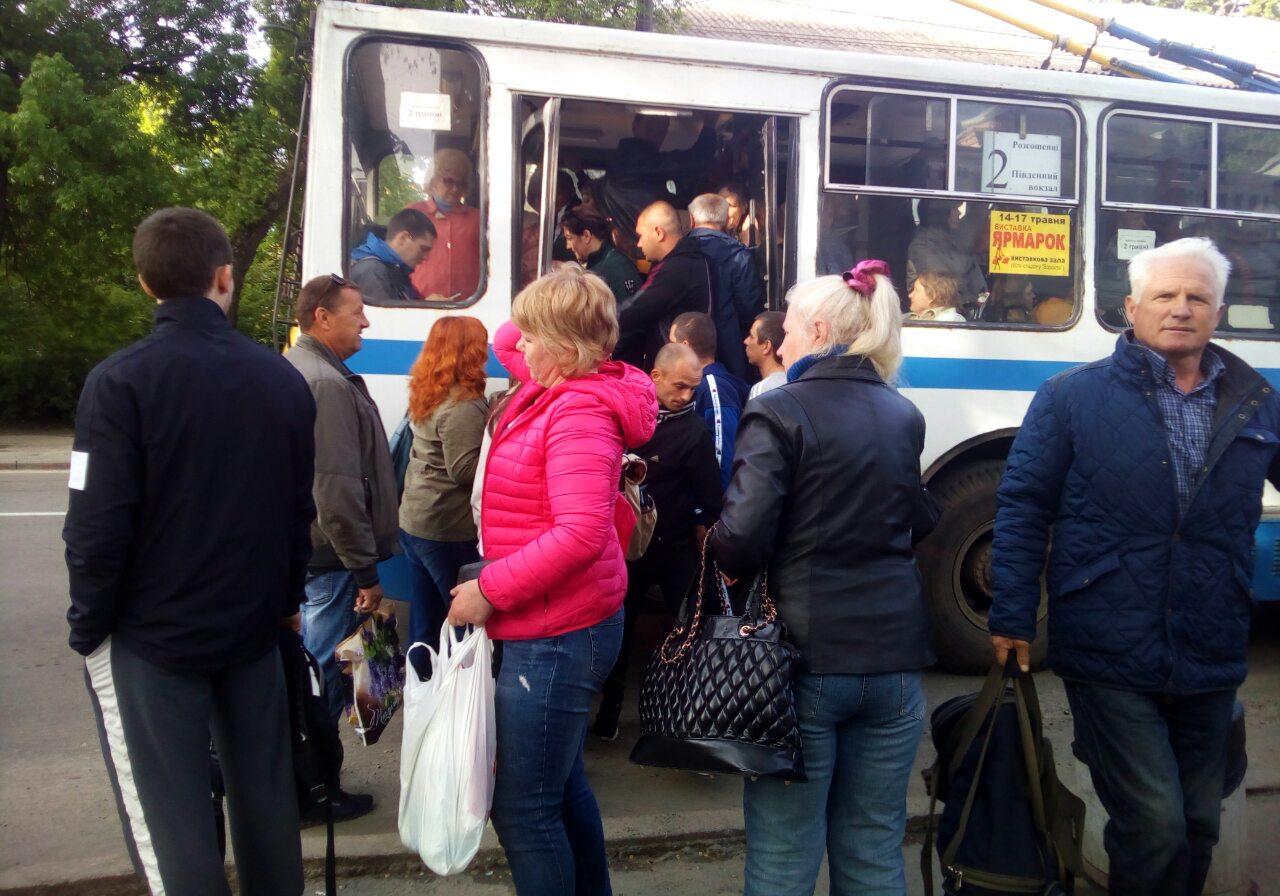 В городе ни одной маршрутки, люди разрывают троллейбусы