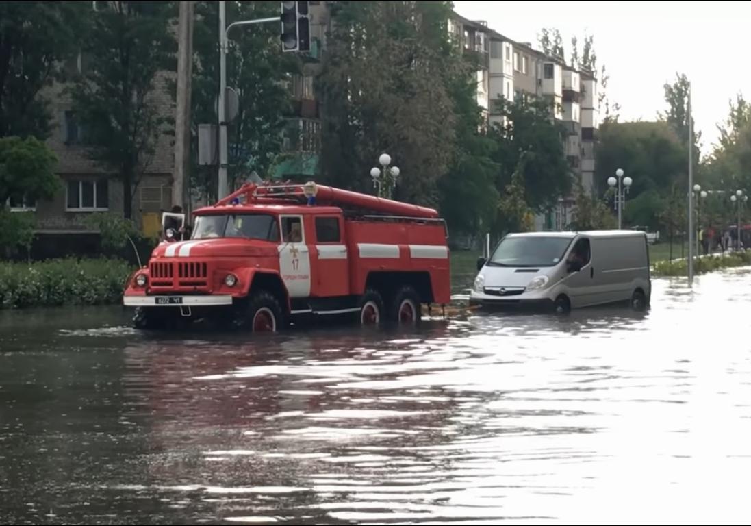 В Горишних Плавнях затонувшие машины вытаскивали спасатели