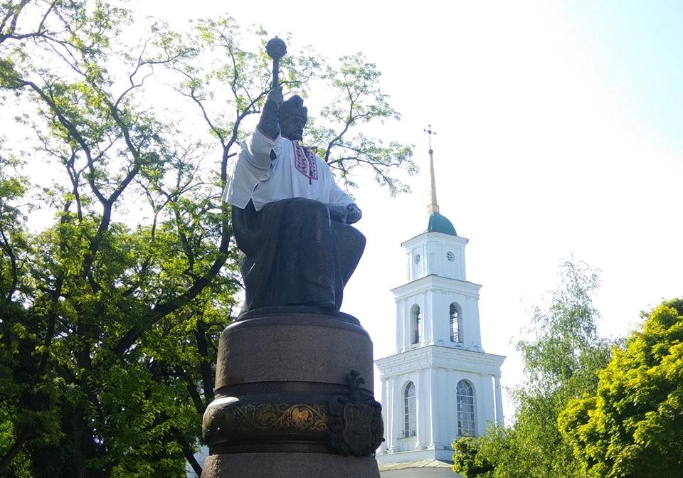 В Полтаве памятник Ивану Мазепе одели в вышиванку/Фото: Poltava.live