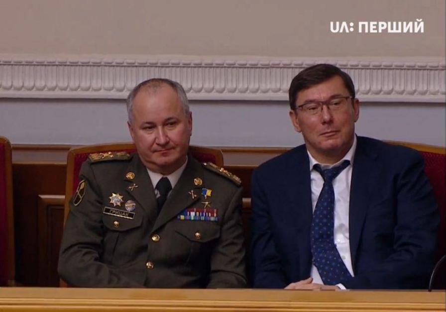 Глава СБУ и министр обороны подали в отставку. У Луценко пока молчат