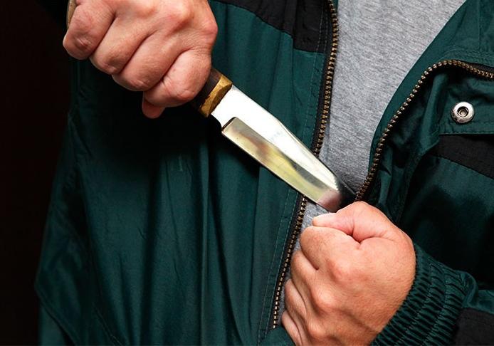 В Полтаве мужчина, угрожая ножом, ограбил детей
