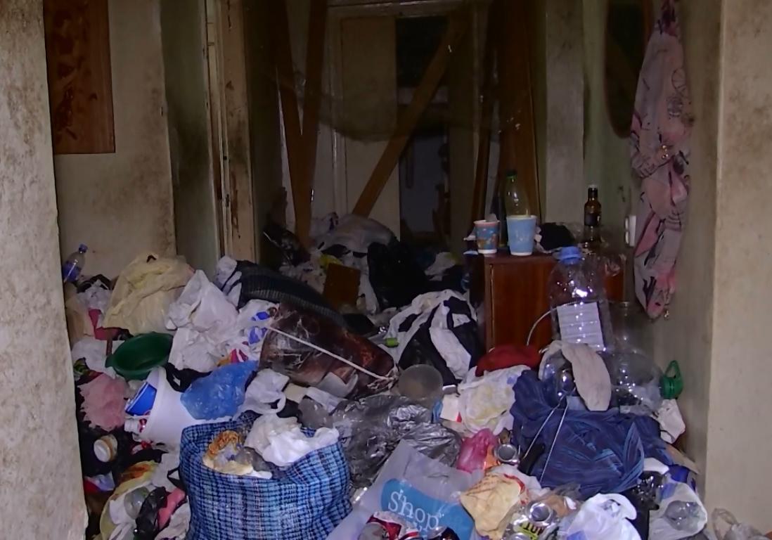 Полтавчанка завалила квартиру мусором, где завелись тараканы