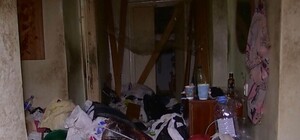 Соседи жалуются: полтавчанка завалила квартиру мусором, где завелись тараканы