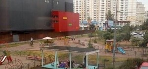 Нашли кров: на Троещине ромы поселились в беседке детсада