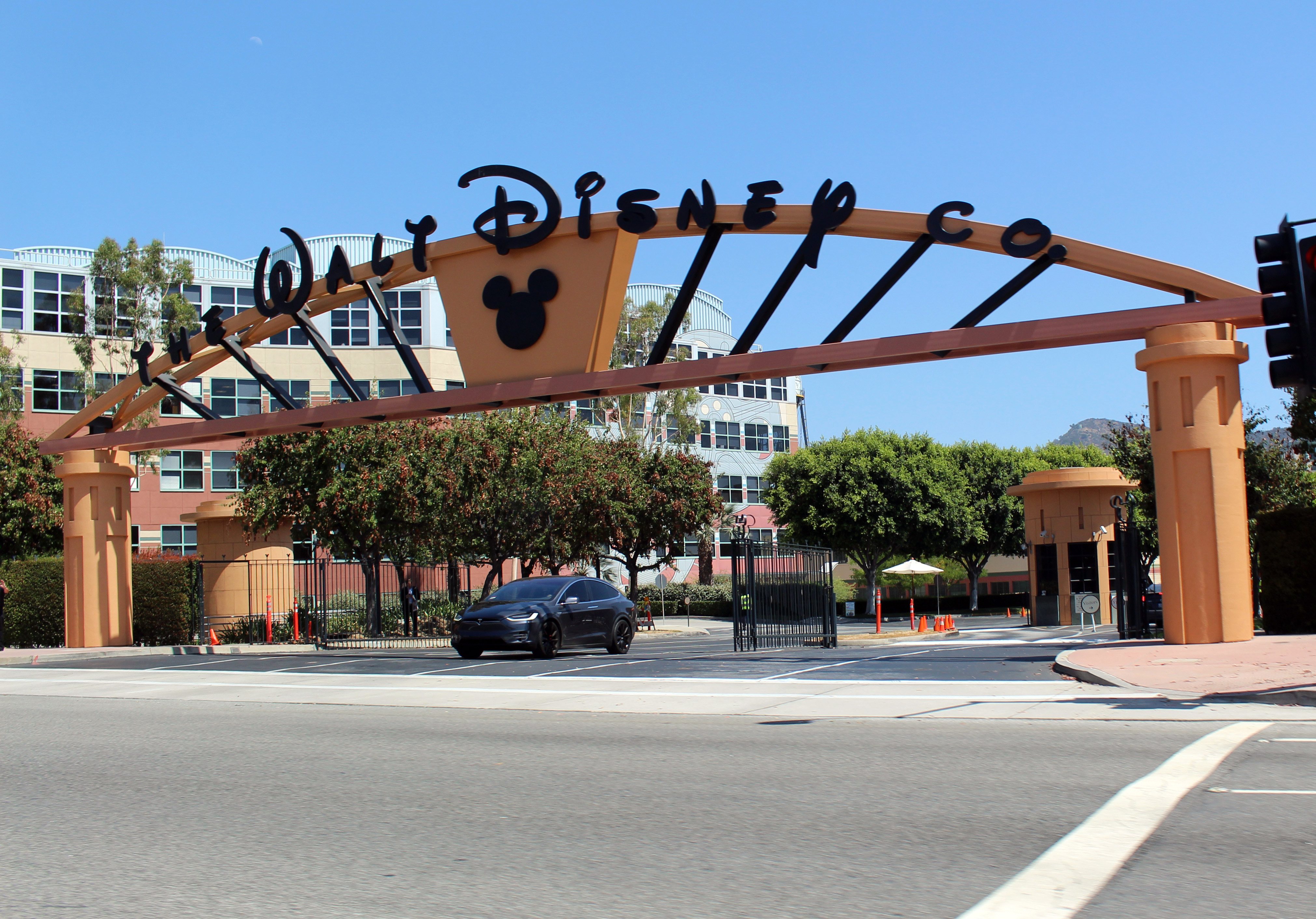 Disney перезапустит мультсериал "Чип и Дейл"