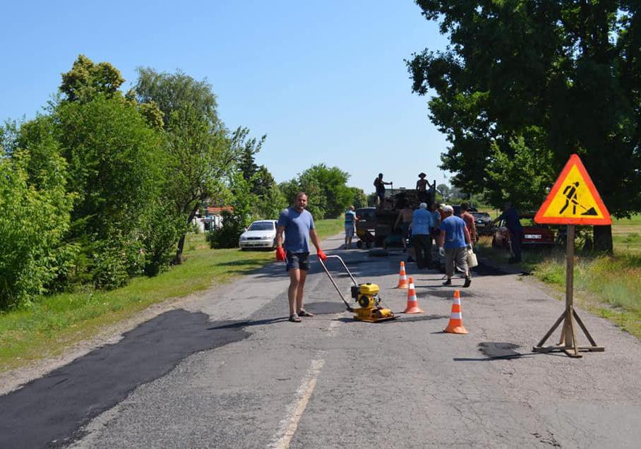 В Ковалевке под Полтавой местные жители своими силами ремонтируют дорогу
