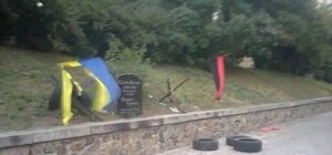 В Киеве вандалы разрушили памятник первому погибшему герою Небесной сотни