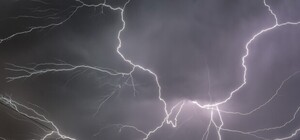 Кадры ночной грозы в Запорожье: непогода оставила без света 12 населенных пунктов (фото)