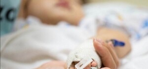 Дотянулась до чайника с кипятком: в одесском ожоговом спасают годовалую девочку