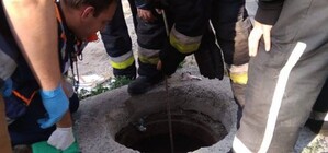 Опасность везде: ребенок провалился в открытый люк (видео)