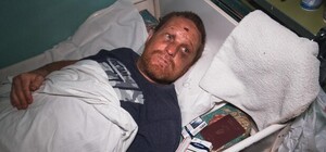 Скоро улетит: сестра ирландца, который бомжевал в Мариинском парке, вышла на связь