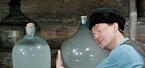 Бизнесмен: мужчина открыл дома нелегальную наливайку и пункт приема металлолома