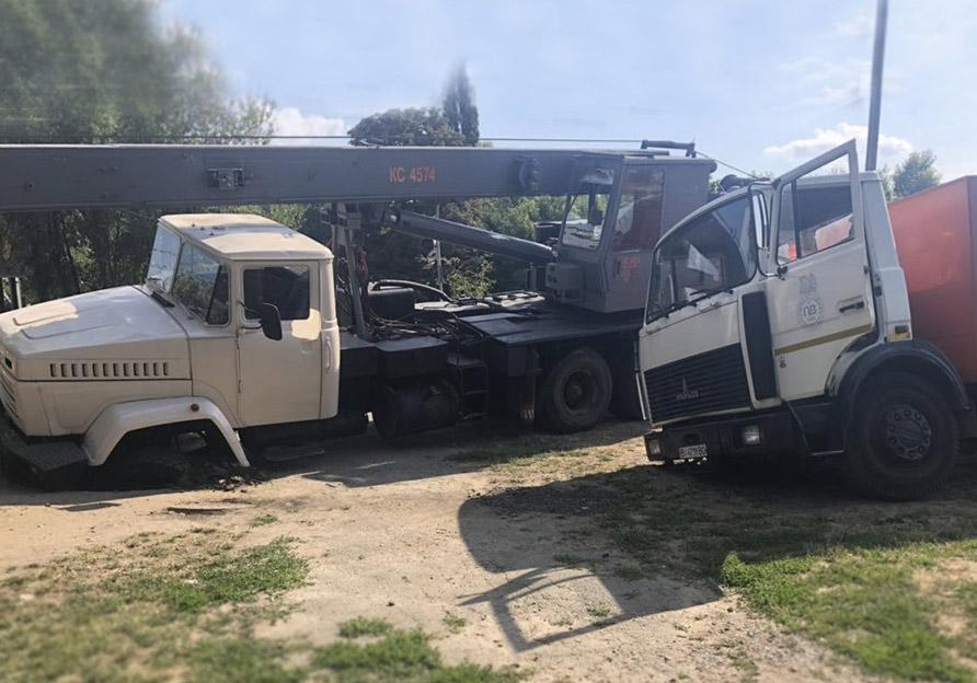 В Полтаве под землю провалилось два грузовика коммунальной техники